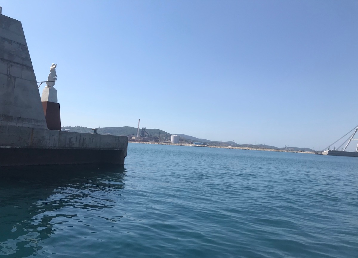 Piombino, la nave anti gas russo è un pericolo: si ferma la transizione green Piombino, la nave anti gas russo è un pericolo: si ferma la transizione green