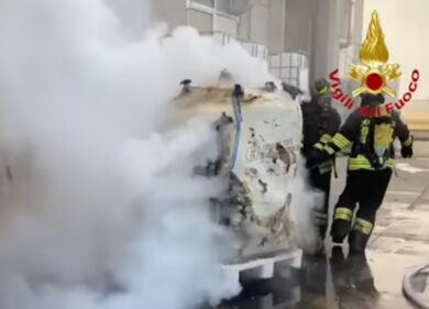 Incendio in una ditta di cosmetici nel Varesotto