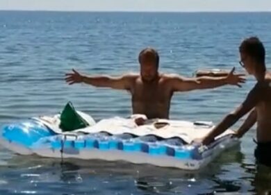 Parroco celebra la messa in mare a Crotone, la Procura apre un fascicolo