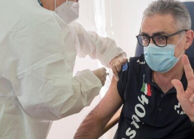 Covid, Pregliasco: “Ho fatto la quarta dose, non sono diventato blu”