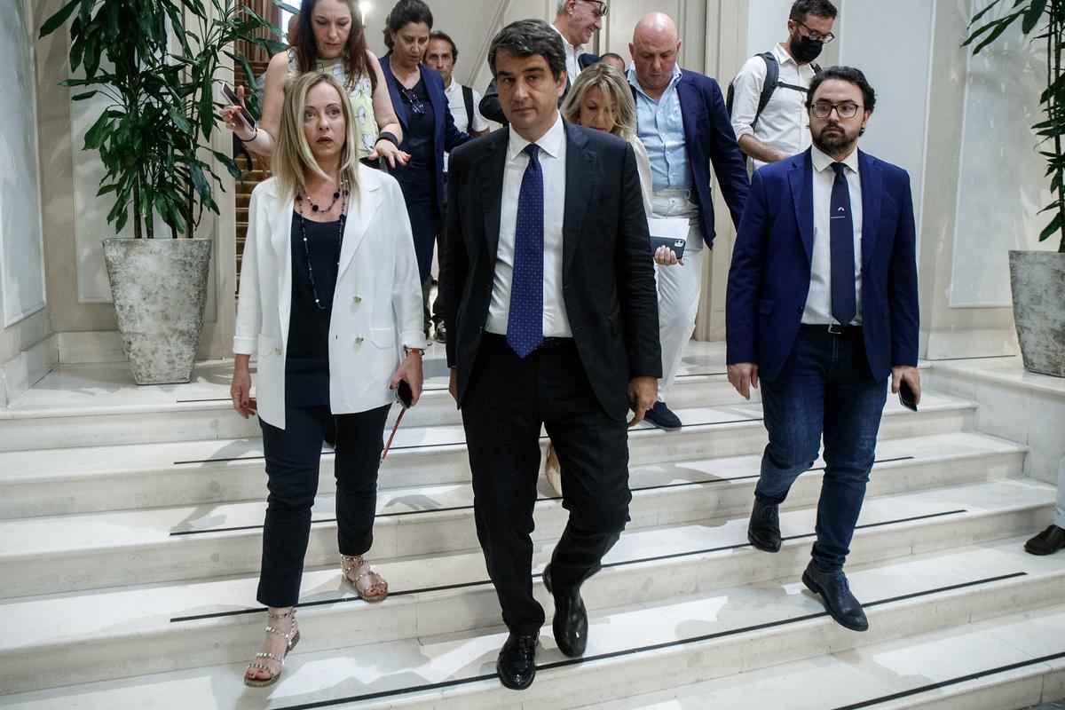 Meloni si prepara per Palazzo Chigi: cena di gala con l’establishment romano Meloni si prepara per Palazzo Chigi: cena di gala con l’establishment romano