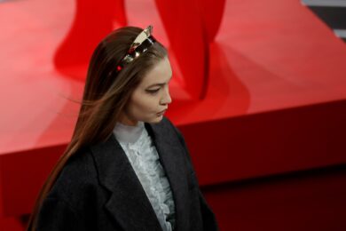 Prada, conti da record: ricavi su del 22%. Ma Bertelli: “Panorama incerto”