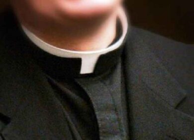 Prete aggredisce un fedele dopo aver ricevuto un’offerta bassa per un funerale
