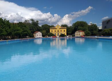 Fondazione Trussardi: Gilded Darkness di Nari Ward alla piscina Romano