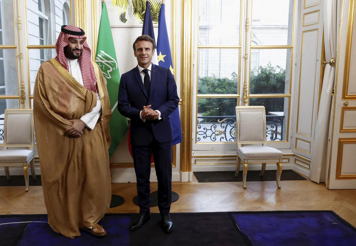 Macron stende il tappeto a Bin Salman. Cena di gala, nel menù petrolio e armi Macron stende il tappeto a Bin Salman. Cena di gala, nel menù petrolio e armi