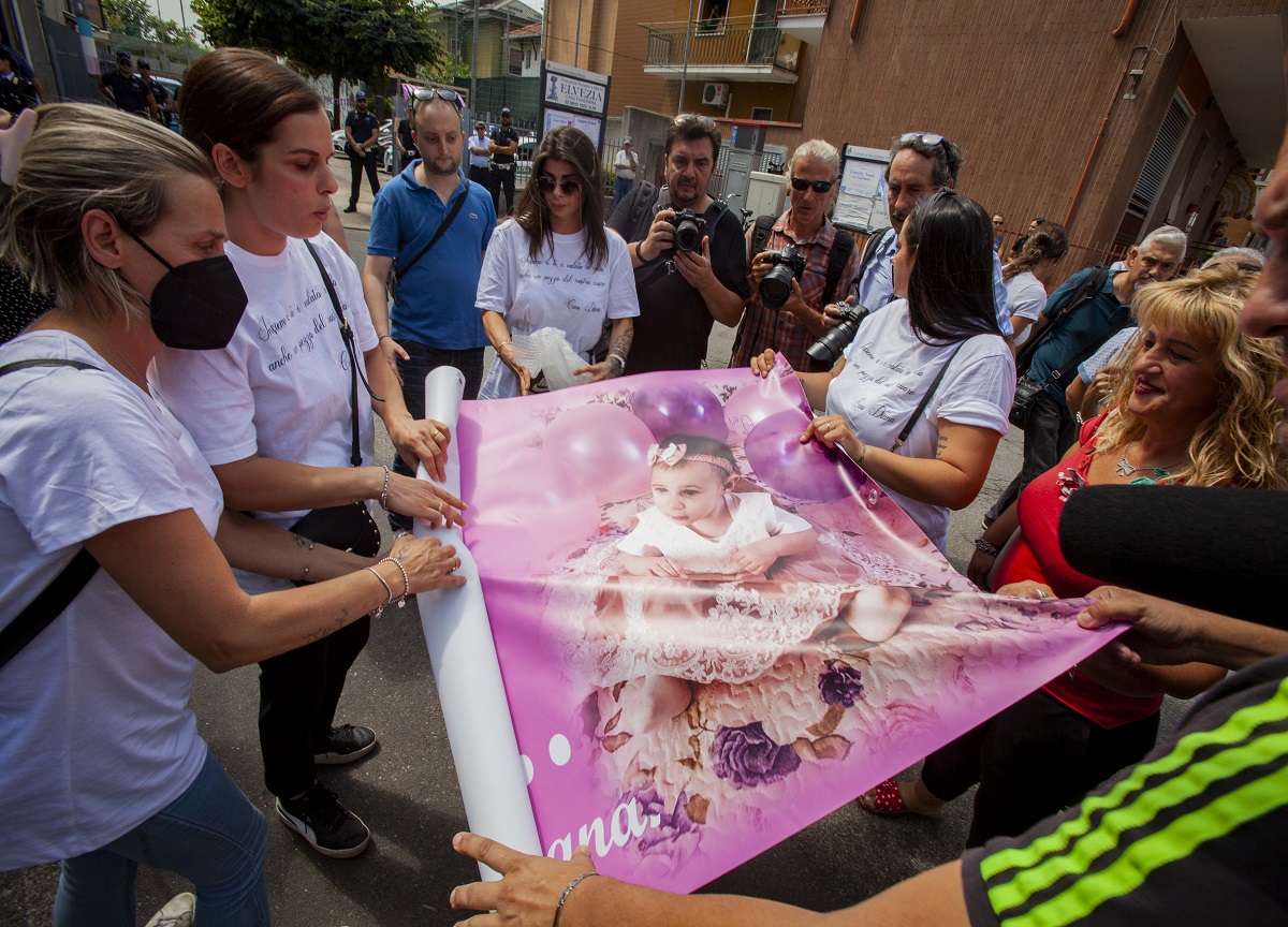 Funerali di Diana, la nonna: “Non ti abbiamo abbandonata, tua madre una pazza” Funerali di Diana, la nonna: “Non ti abbiamo abbandonata, tua madre una pazza”
