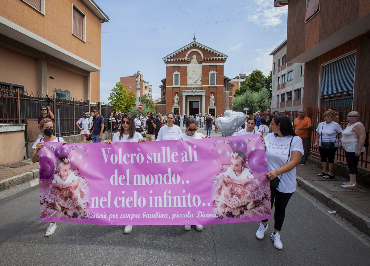 Funerali di Diana, la nonna: “Non ti abbiamo abbandonata, tua madre una pazza” Funerali di Diana, la nonna: “Non ti abbiamo abbandonata, tua madre una pazza”