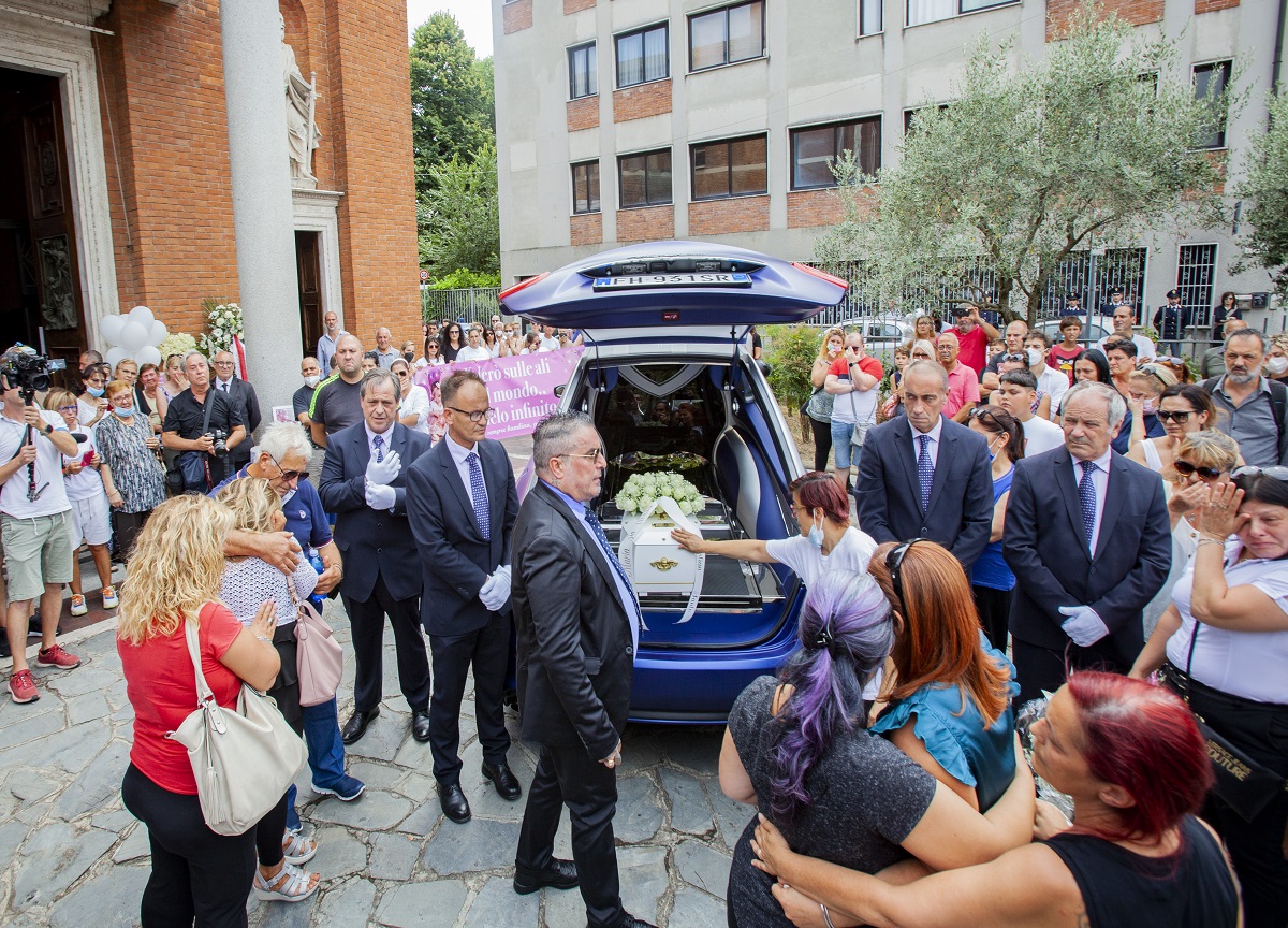 Funerali di Diana, la nonna: “Non ti abbiamo abbandonata, tua madre una pazza” Funerali di Diana, la nonna: “Non ti abbiamo abbandonata, tua madre una pazza”