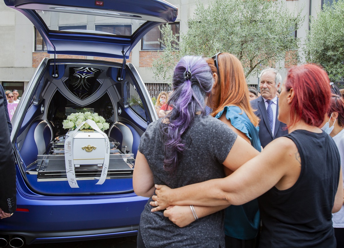 Funerali di Diana, la nonna: “Non ti abbiamo abbandonata, tua madre una pazza” Funerali di Diana, la nonna: “Non ti abbiamo abbandonata, tua madre una pazza”