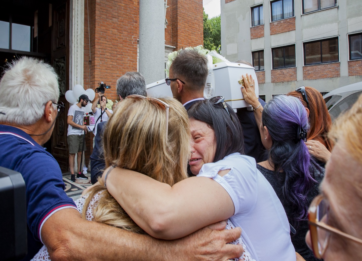Funerali di Diana, la nonna: “Non ti abbiamo abbandonata, tua madre una pazza” Funerali di Diana, la nonna: “Non ti abbiamo abbandonata, tua madre una pazza”