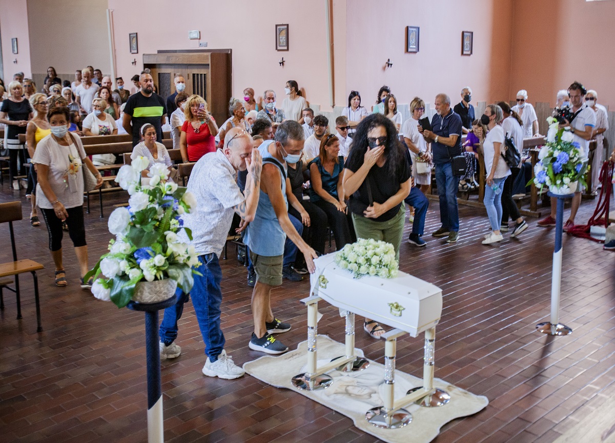 Funerali di Diana, la nonna: “Non ti abbiamo abbandonata, tua madre una pazza” Funerali di Diana, la nonna: “Non ti abbiamo abbandonata, tua madre una pazza”