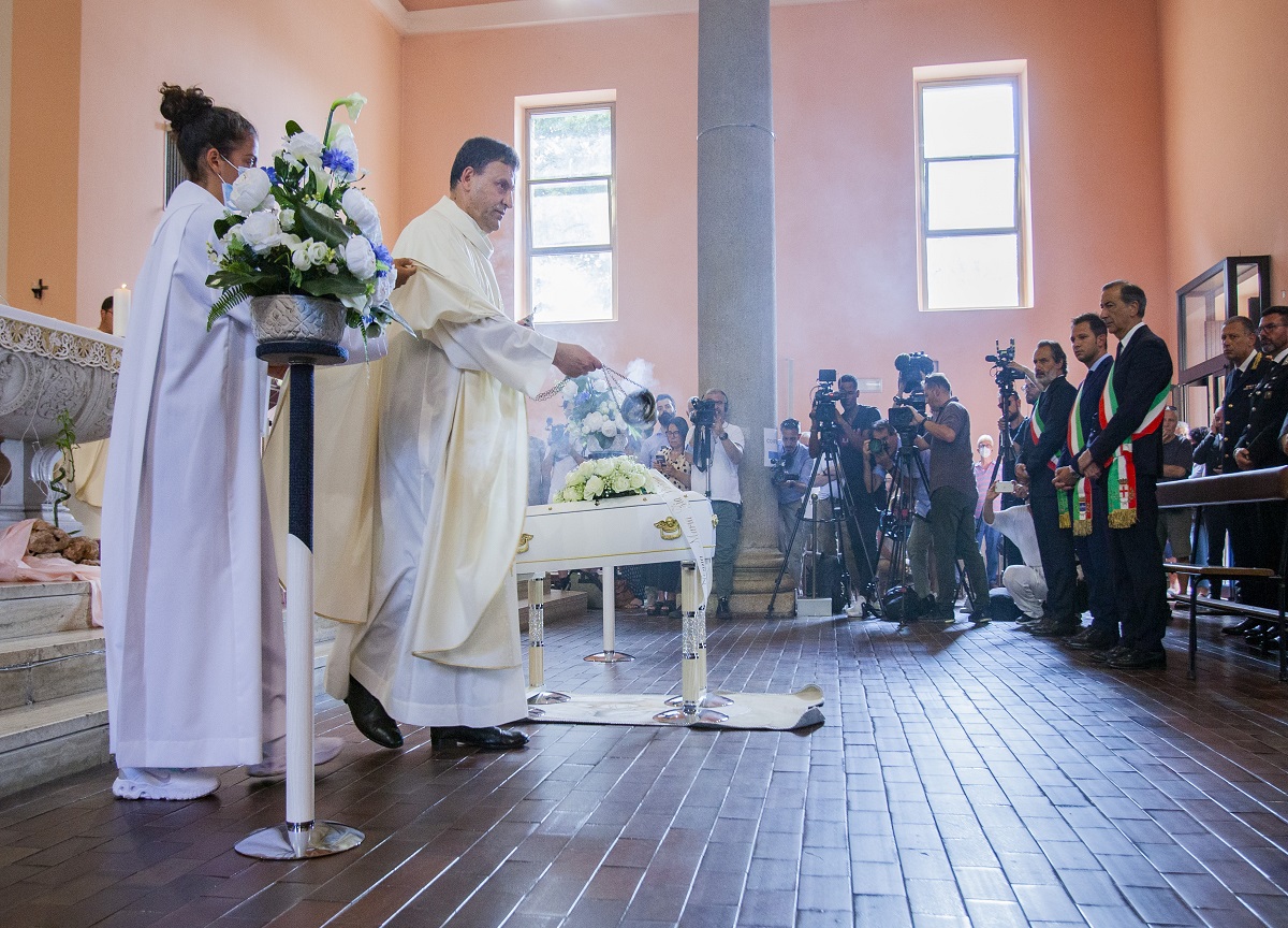 Funerali di Diana, la nonna: “Non ti abbiamo abbandonata, tua madre una pazza” Funerali di Diana, la nonna: “Non ti abbiamo abbandonata, tua madre una pazza”