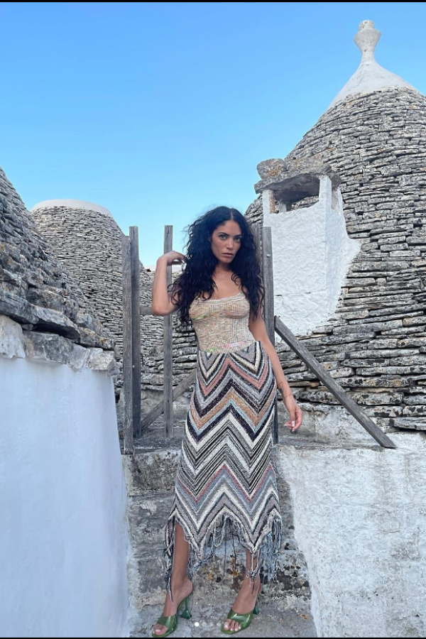 “Amore & trulli”, la calda estate pugliese di Elodie – FOTO “Amore & trulli”, la calda estate pugliese di Elodie – FOTO