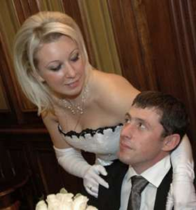 Russia, limousine e limonate per Zakharova: l’album di nozze imbarazza Lavrov