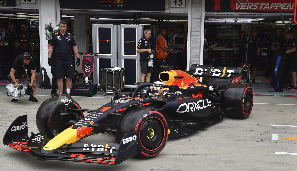 Gp d’Ungheria, che impresa Verstappen: parte decimo e vince. Disastro Ferrari