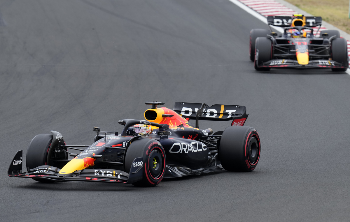 Gp d’Ungheria, che impresa Verstappen: parte decimo e vince. Disastro Ferrari