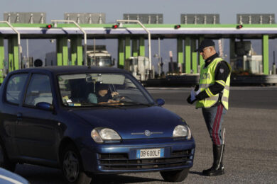 Latina, neonata lasciata in auto sotto il sole: salvata da un passante