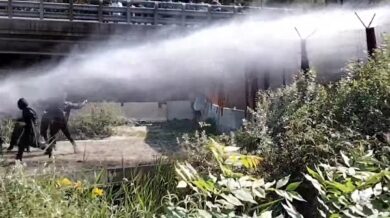 Assalto No Tav, petardi e sassi contro la polizia che risponde con idratanti