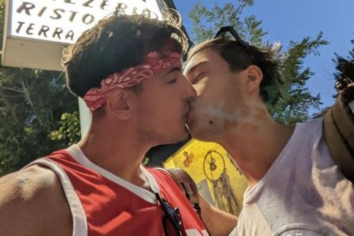 Tirrenia, coppia gay cacciata dalla spiaggia: per i social la colpa è della Meloni Tirrenia, coppia gay cacciata dalla spiaggia: per i social la colpa è della Meloni