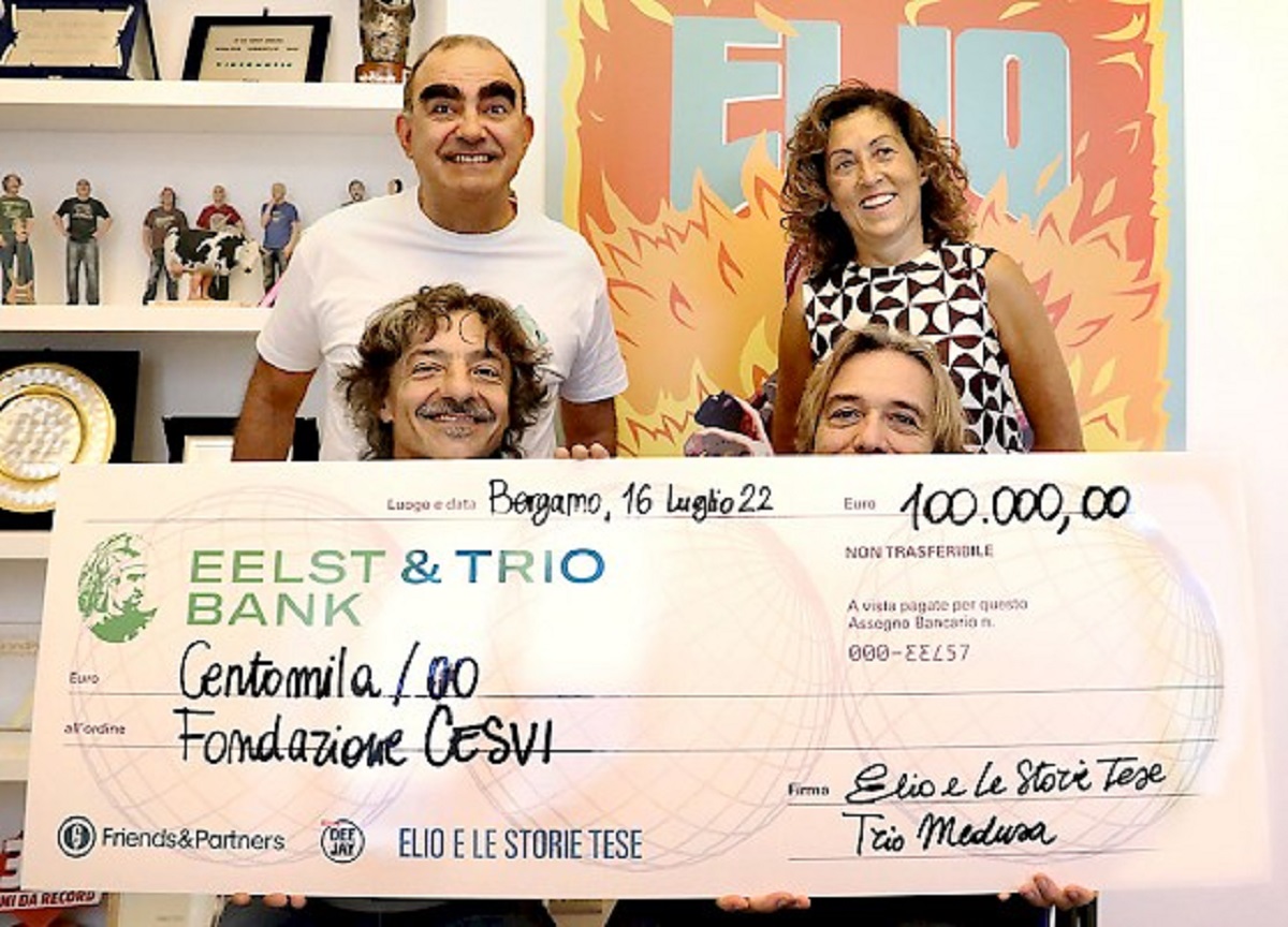 Concertozzo di Elio a Bergamo: 100mila euro raccolti per l’Ucraina Concertozzo di Elio a Bergamo: 100mila euro raccolti per l’Ucraina