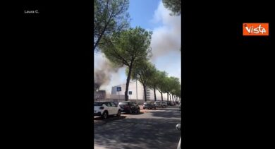 Incendio negli studi cinematografici di Cinecittà, le immagini della colonna di fumo