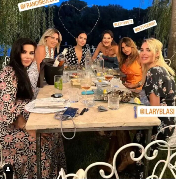 Ilary Blasi sensuale a Sabaudia, in compagnia delle sue amiche – FOTO