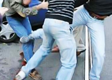 Maxi-rissa tra foggiani e napoletani a Gallipoli, con lanci di arredi