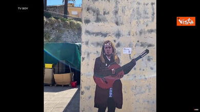 “Lasciatemi cantare”, ecco Giorgia Meloni “l’italiana” nel nuovo murale di Tv Boy a Taormina