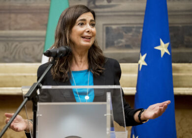 Mangiatrici di banane è bufera, Boldrini: “Nessuna donna dovrebbe prestarsi”