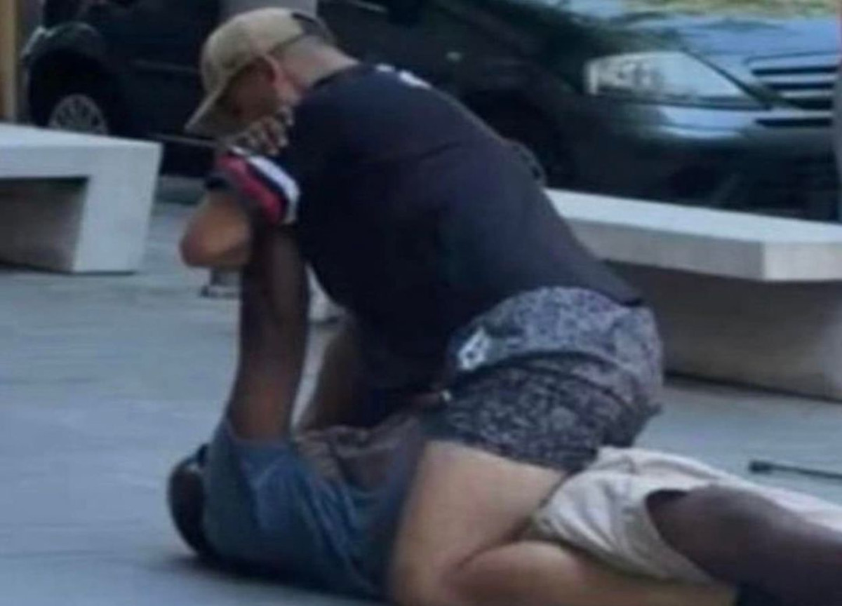 Civitanova un’arte marziale dietro la morte del nigeriano: strangolamento Civitanova un’arte marziale dietro la morte del nigeriano: strangolamento