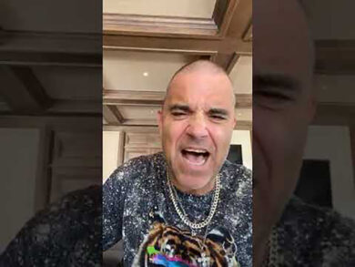 Robbie Williams: “Perdo i capelli, le cure non funzionano, mi rassegno”