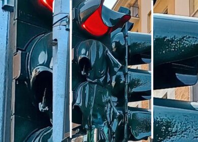 Il mistero del semaforo liquefatto a Milano: “E’ colpa del caldo”