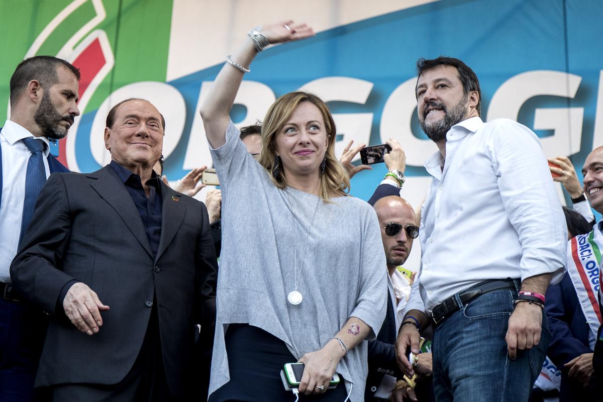 Elezioni politiche 2022 sondaggi, non c’è partita: Cdx al 46,4%, Csx al 33,6% Elezioni politiche 2022 sondaggi, non c’è partita: Cdx al 46,4%, Csx al 33,6%
