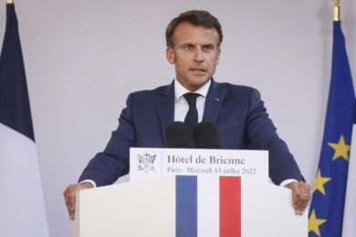 Inflazione, anche Macron corre ai ripari: oltre 40mld per energia e carburanti