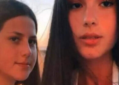 Castenaso, bare bianche e girasoli. L’ultimo saluto ad Alessia e Giulia Pisanu