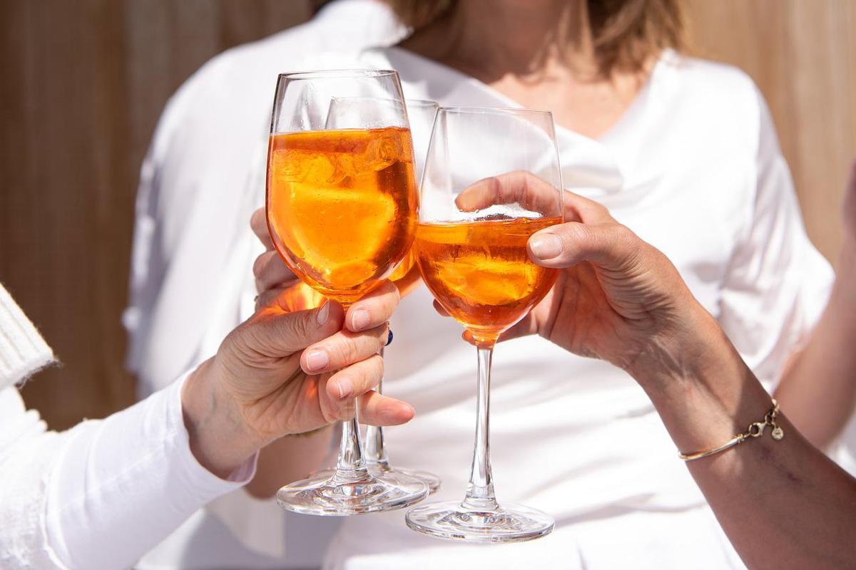 400 euro per un aperitivo: la disavventura di due turisti a Mykonos, in Grecia 400 euro per un aperitivo: la disavventura di due turisti a Mykonos, in Grecia