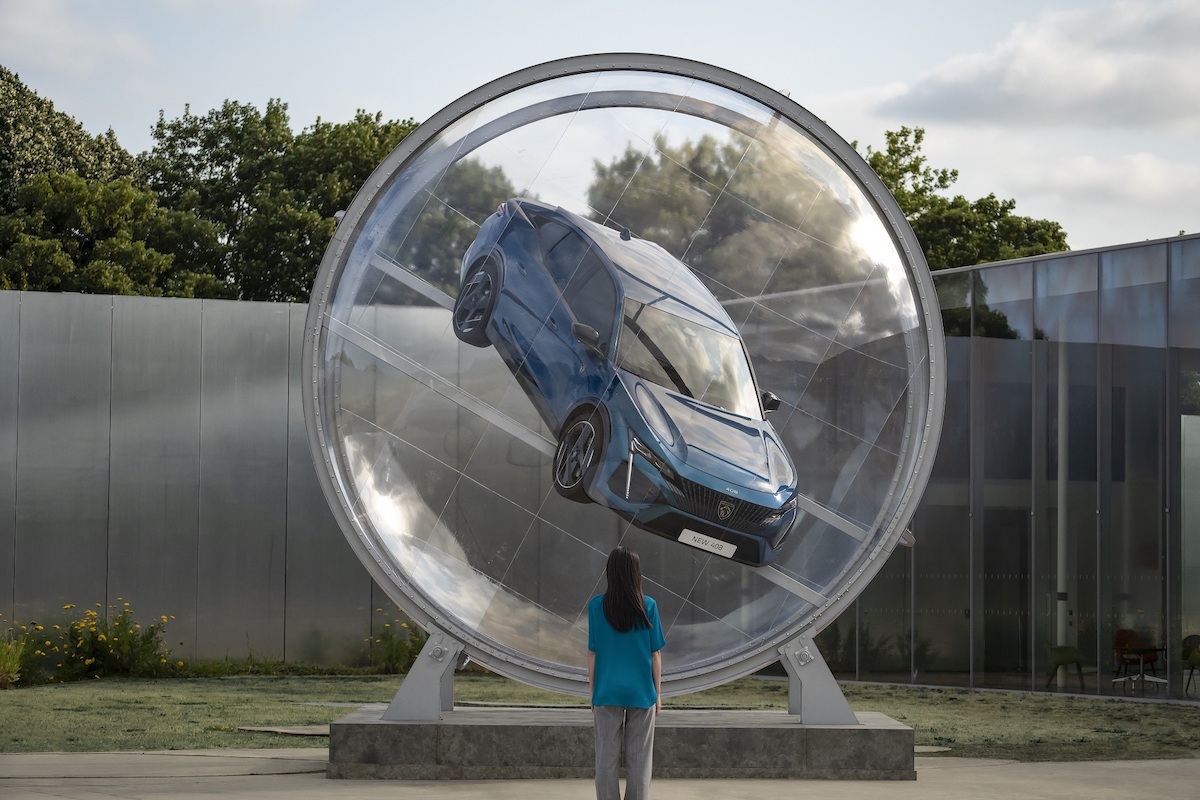 Nuova PEUGEOT 408 viene esposta al Louvre-Lens. Nuova PEUGEOT 408 viene esposta al Louvre-Lens.