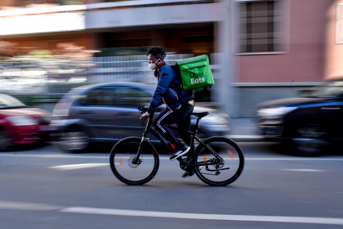 Milano, controlli sui rider: biciclette elettriche non a norma Milano, controlli sui rider: biciclette elettriche non a norma