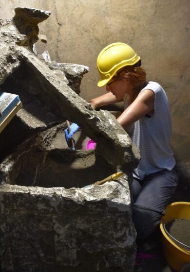 Pompei, scoperto il salottino della classe media con credenza e utensili