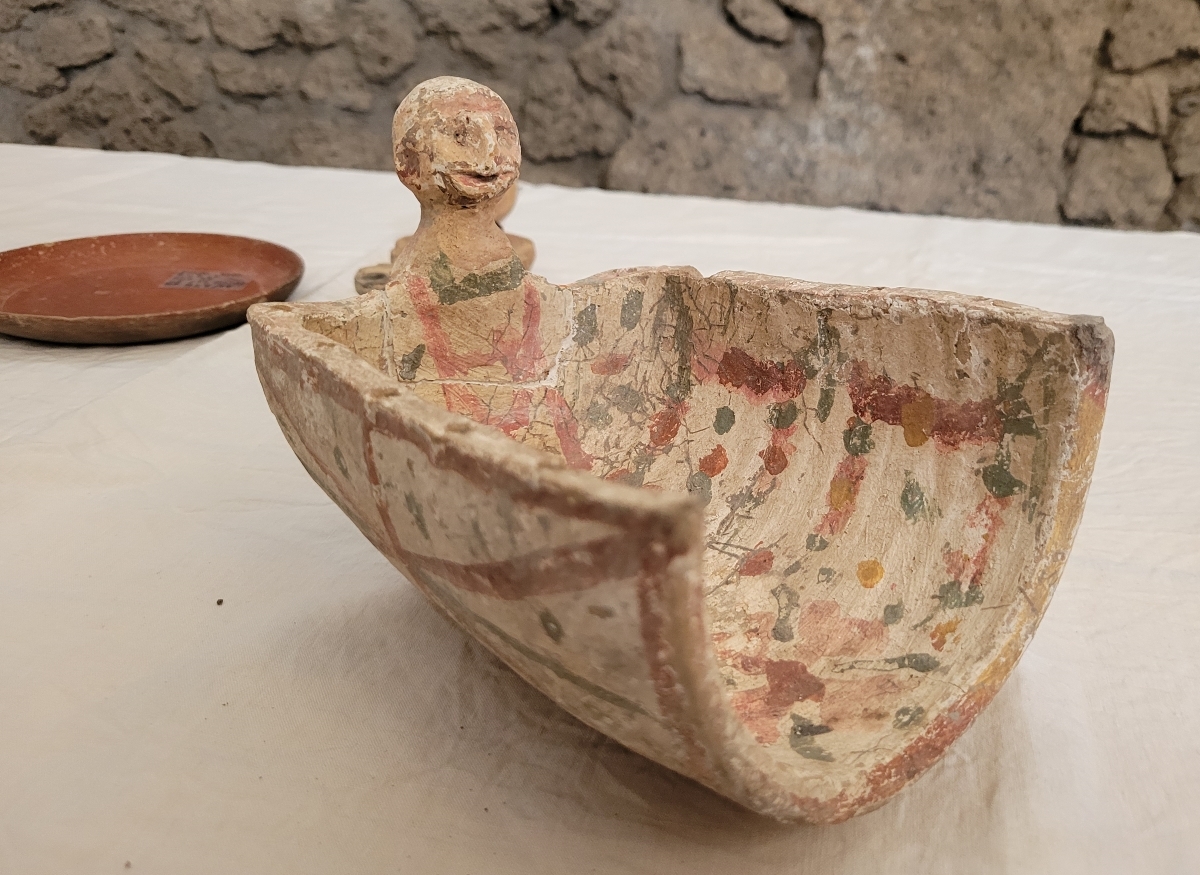 Pompei, scoperto il salottino della classe media con credenza e utensili Pompei, scoperto il salottino della classe media con credenza e utensili
