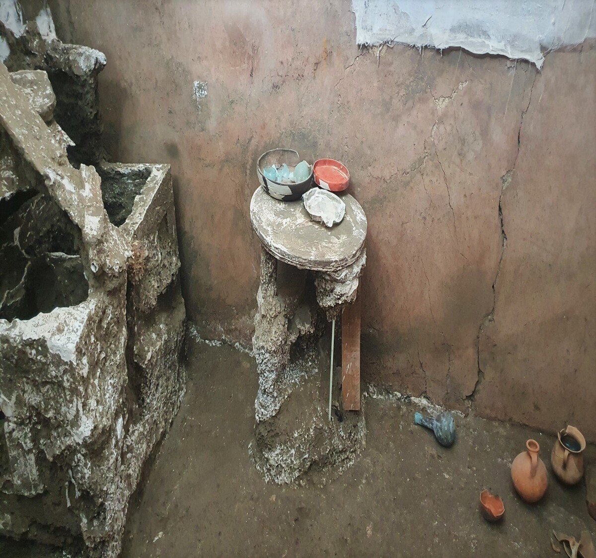 Pompei, scoperto il salottino della classe media con credenza e utensili Pompei, scoperto il salottino della classe media con credenza e utensili