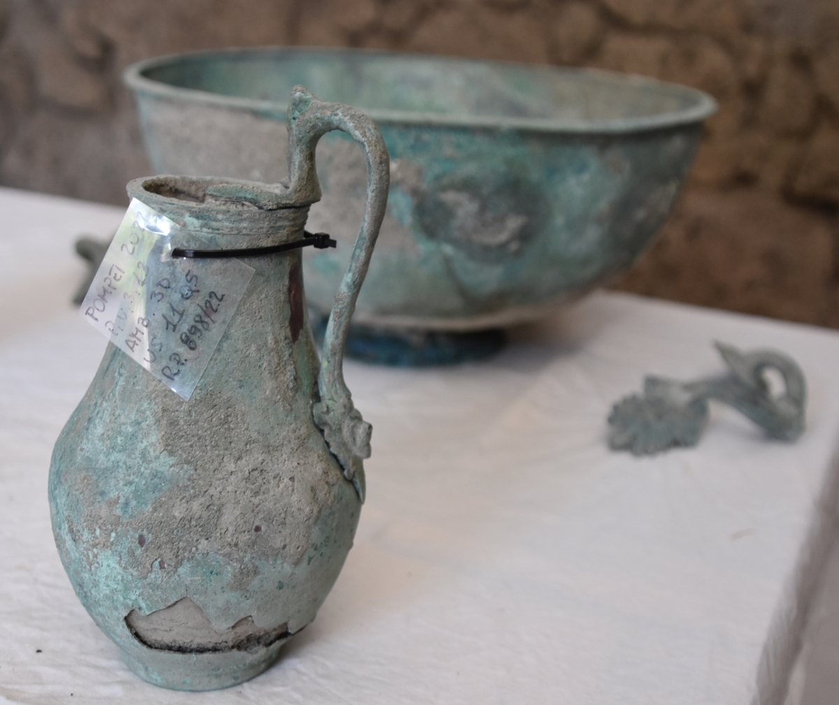 Pompei, scoperto il salottino della classe media con credenza e utensili Pompei, scoperto il salottino della classe media con credenza e utensili