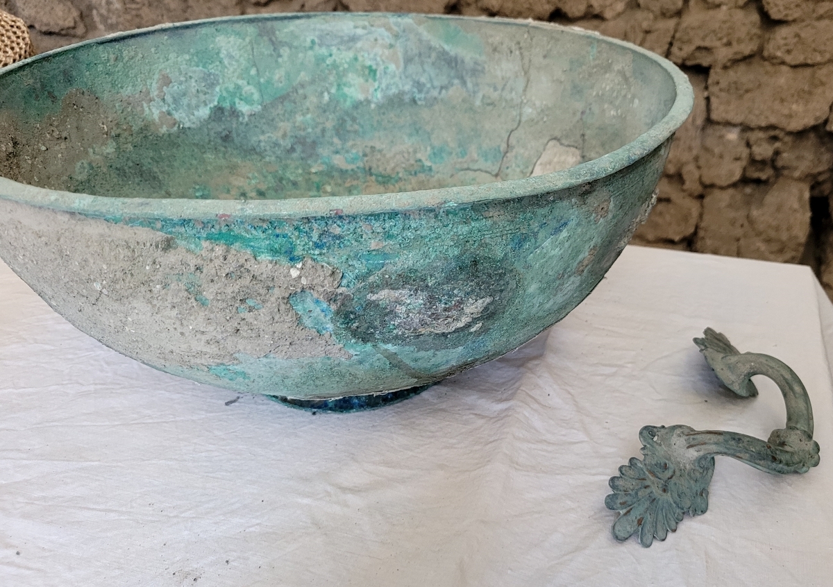 Pompei, scoperto il salottino della classe media con credenza e utensili Pompei, scoperto il salottino della classe media con credenza e utensili