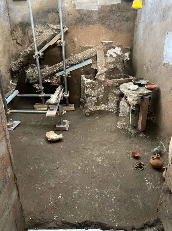 Pompei, scoperto il salottino della classe media con credenza e utensili Pompei, scoperto il salottino della classe media con credenza e utensili