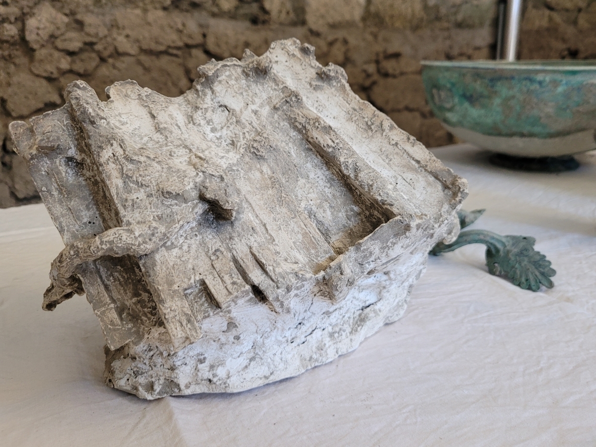 Pompei, scoperto il salottino della classe media con credenza e utensili Pompei, scoperto il salottino della classe media con credenza e utensili
