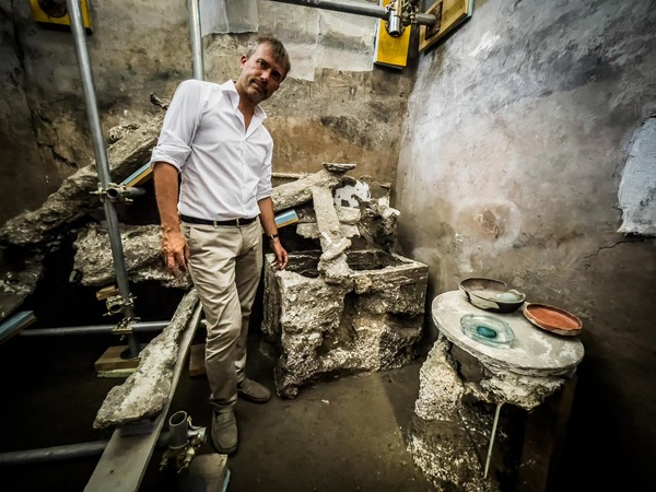 Pompei, scoperto il salottino della classe media con credenza e utensili Pompei, scoperto il salottino della classe media con credenza e utensili