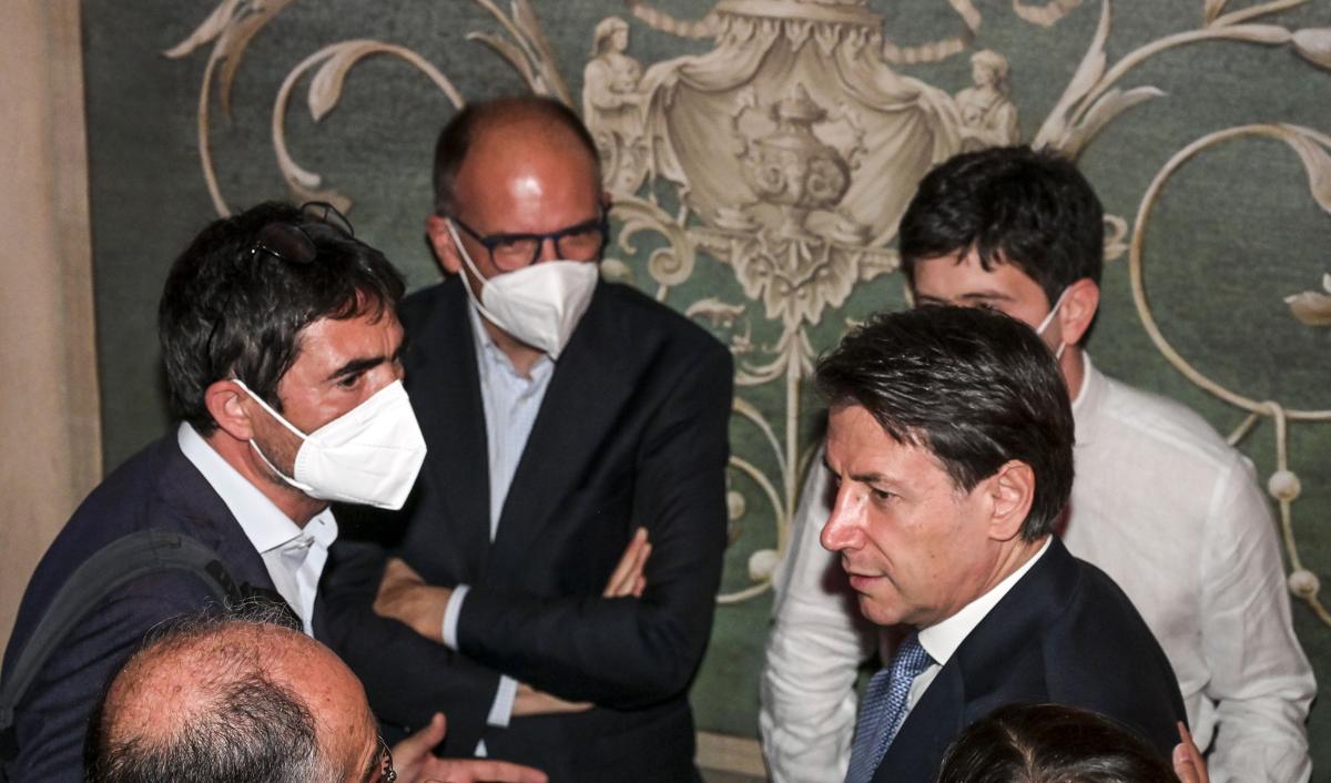 Galleria foto 'Elezioni, l’assist di Fratoianni a Letta: riaprire il dialogo con Conte' - foto 1