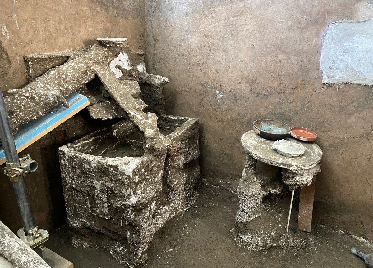 Pompei, scoperto il salottino della classe media con credenza e utensili Pompei, scoperto il salottino della classe media con credenza e utensili