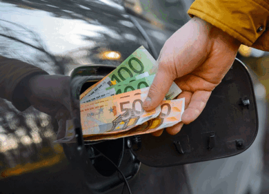 Crollano i prezzi del carburante, ma il confronto è impietoso con il 2021
