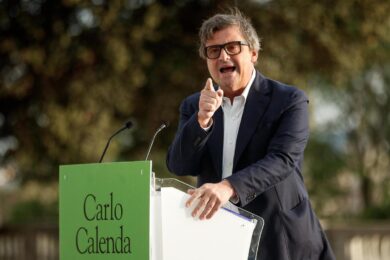 Togliete Twitter a Calenda, dalla rete pernacchie e sberleffi al pariolino